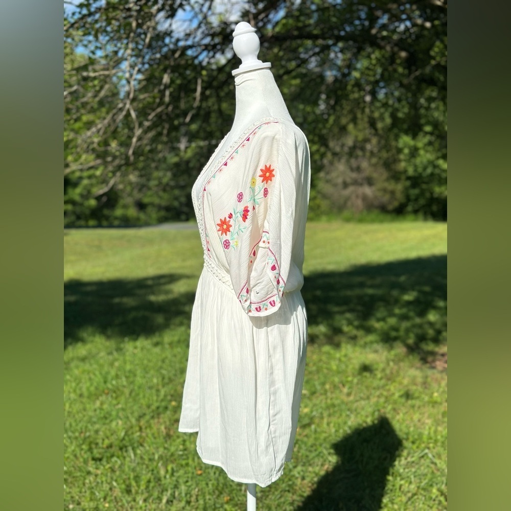 Jun & Ivy Short Sleeve V-Neck Embroidered Romper Size Large - Picture 2 of 7